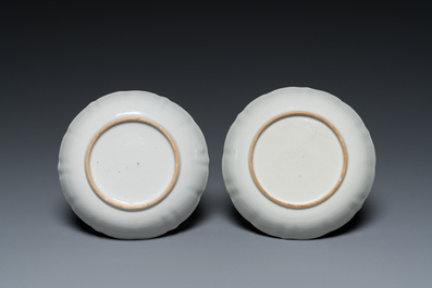 Un vase de forme bouteille, une tazza et deux tasses et soucoupes en porcelaine de Chine en bleu et blanc et famille rose, Kangxi et post&eacute;rieur