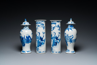 Een Chinees blauw-wit kaststel van vier vazen met dames en kinderen, Kangxi merk, 19e eeuw