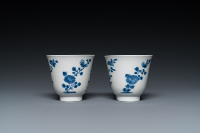 Een paar Chinese blauw-witte koppen en schotels, Chenghua merk, Kangxi