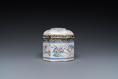 Een Chinese dekseldoos in Canton email met floraal decor, Yongzheng/Qianlong