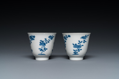 Een paar Chinese blauw-witte koppen en schotels, Chenghua merk, Kangxi