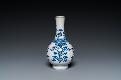 Un vase de forme bouteille, une tazza et deux tasses et soucoupes en porcelaine de Chine en bleu et blanc et famille rose, Kangxi et post&eacute;rieur