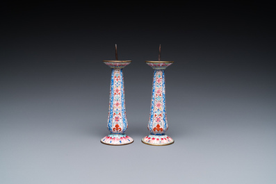 Een paar Chinese kandelaars in Canton email, Yongzheng/Qianlong