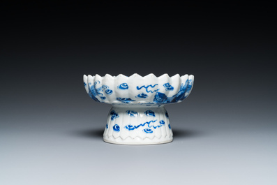 Un vase de forme bouteille, une tazza et deux tasses et soucoupes en porcelaine de Chine en bleu et blanc et famille rose, Kangxi et post&eacute;rieur