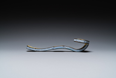 Sceptre ruyi &agrave; d&eacute;cor 'bajixiang' en &eacute;maux de P&eacute;kin &agrave; fond jaune, Chine, marque de Qianlong, 19/20&egrave;me