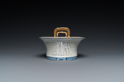 Een Chinese opengewerkte blauw-witte mand op onderschotel, Qianlong