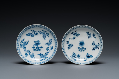 Een paar Chinese blauw-witte koppen en schotels, Chenghua merk, Kangxi