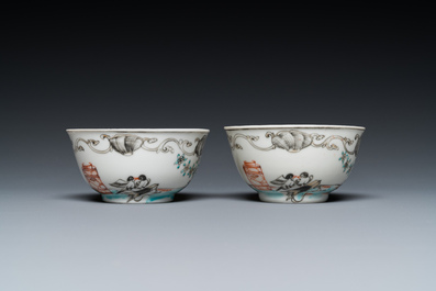 Een paar Chinese famille rose koppen en schotels met tortelduiven, Qianlong