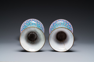 Paire de vases de forme 'gu' en &eacute;maux de Canton &agrave; d&eacute;cor floral, Chine, Qianlong
