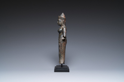 Een bronzen Khmer sculptuur van de godin Uma, Cambodja, 10/11e eeuw
