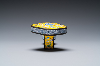 Sceptre ruyi &agrave; d&eacute;cor 'bajixiang' en &eacute;maux de P&eacute;kin &agrave; fond jaune, Chine, marque de Qianlong, 19/20&egrave;me