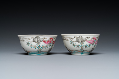 Een paar Chinese famille rose koppen en schotels met tortelduiven, Qianlong