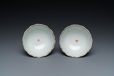 Un vase de forme bouteille, une tazza et deux tasses et soucoupes en porcelaine de Chine en bleu et blanc et famille rose, Kangxi et post&eacute;rieur