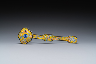 Sceptre ruyi &agrave; d&eacute;cor 'bajixiang' en &eacute;maux de P&eacute;kin &agrave; fond jaune, Chine, marque de Qianlong, 19/20&egrave;me