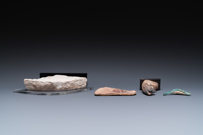 Une sculpture d'Anoubis, deux fragments de sarcophages et un fragment d'un bas-relief, Egype, Basse &eacute;poque