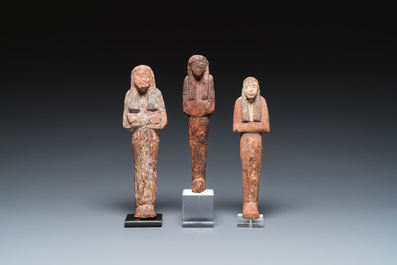 Trois oushebtis en bois polychrom&eacute;, Egypte, Nouvel Empire