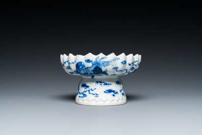 Un vase de forme bouteille, une tazza et deux tasses et soucoupes en porcelaine de Chine en bleu et blanc et famille rose, Kangxi et post&eacute;rieur