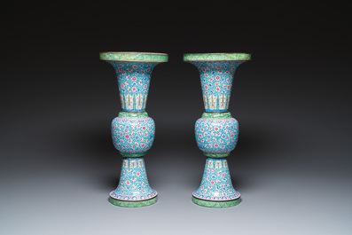 Paire de vases de forme 'gu' en &eacute;maux de Canton &agrave; d&eacute;cor floral, Chine, Qianlong