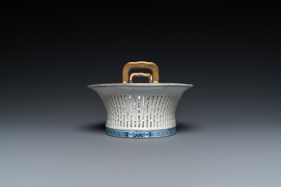 Een Chinese opengewerkte blauw-witte mand op onderschotel, Qianlong