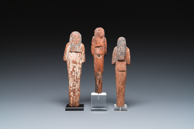 Trois oushebtis en bois polychrom&eacute;, Egypte, Nouvel Empire