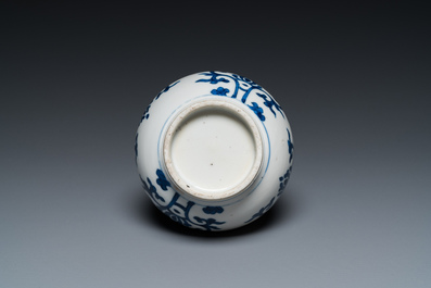 Un vase de forme bouteille, une tazza et deux tasses et soucoupes en porcelaine de Chine en bleu et blanc et famille rose, Kangxi et post&eacute;rieur