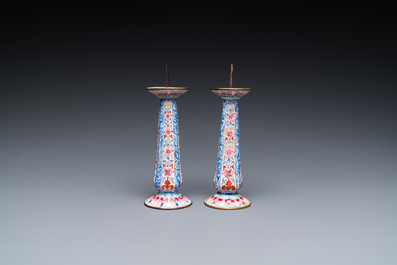 Een paar Chinese kandelaars in Canton email, Yongzheng/Qianlong
