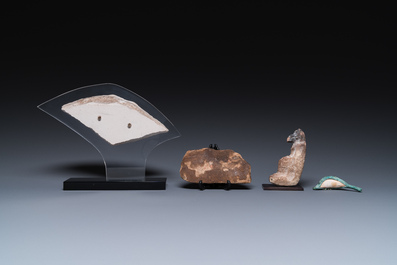 Une sculpture d'Anoubis, deux fragments de sarcophages et un fragment d'un bas-relief, Egype, Basse &eacute;poque