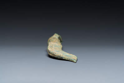 Een bronzen Khmer dolk, Cambodja, wellicht Angkor periode, 12e eeuw