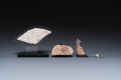 Une sculpture d'Anoubis, deux fragments de sarcophages et un fragment d'un bas-relief, Egype, Basse &eacute;poque