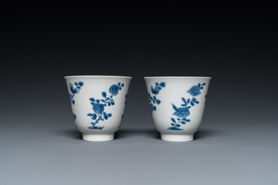 Een paar Chinese blauw-witte koppen en schotels, Chenghua merk, Kangxi