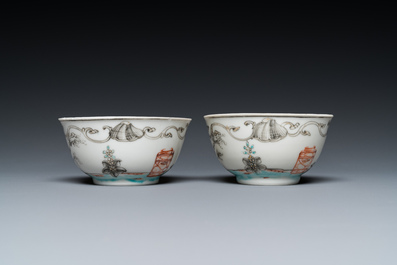 Een paar Chinese famille rose koppen en schotels met tortelduiven, Qianlong
