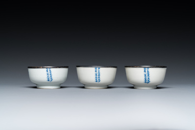 Een Chinese blauw-witte 'Bleu de Hue' schotel met drie koppen voor de Vietnamese markt, Noi Phu merk, 19e eeuw