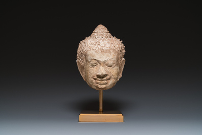 Een groot Thais stucco hoofd van Boeddha, Haripunchai regio, 13e eeuw