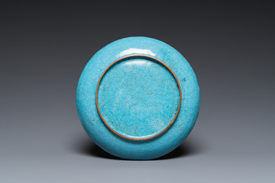 Een Chinees bord in Canton email met 'sanduo' decor, Qianlong