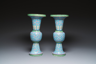 Paire de vases de forme 'gu' en &eacute;maux de Canton &agrave; d&eacute;cor floral, Chine, Qianlong