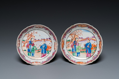 Un vase de forme bouteille, une tazza et deux tasses et soucoupes en porcelaine de Chine en bleu et blanc et famille rose, Kangxi et post&eacute;rieur