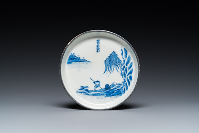 Een Chinese blauw-witte 'Bleu de Hue' schotel met drie koppen voor de Vietnamese markt, Noi Phu merk, 19e eeuw