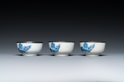 Een Chinese blauw-witte 'Bleu de Hue' schotel met drie koppen voor de Vietnamese markt, Noi Phu merk, 19e eeuw