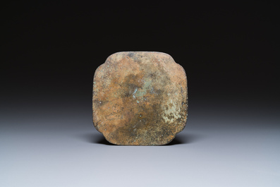 Een Chinese bronzen spiegel beschilderd met het portret van een dame, Tang