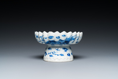 Un vase de forme bouteille, une tazza et deux tasses et soucoupes en porcelaine de Chine en bleu et blanc et famille rose, Kangxi et post&eacute;rieur