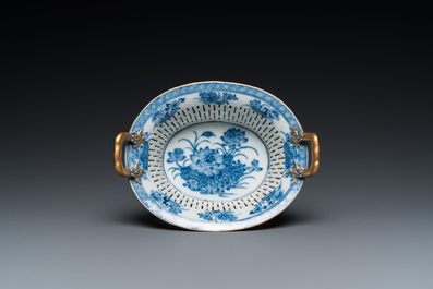 Een Chinese opengewerkte blauw-witte mand op onderschotel, Qianlong