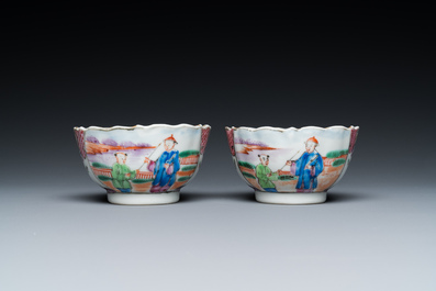 Un vase de forme bouteille, une tazza et deux tasses et soucoupes en porcelaine de Chine en bleu et blanc et famille rose, Kangxi et post&eacute;rieur