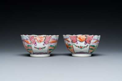 Un vase de forme bouteille, une tazza et deux tasses et soucoupes en porcelaine de Chine en bleu et blanc et famille rose, Kangxi et post&eacute;rieur
