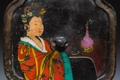 Een Chinese bronzen spiegel beschilderd met het portret van een dame, Tang