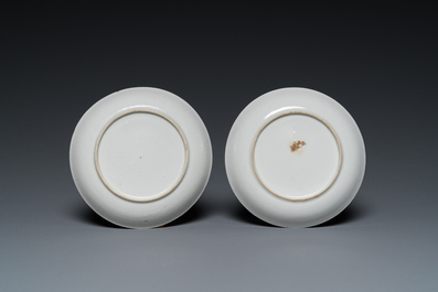 Een paar Chinese famille rose koppen en schotels met tortelduiven, Qianlong