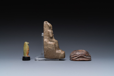 Une sculpture d'Osiris en pierre verte, une de Thot en fritte verte et une scarab&eacute;e en st&eacute;atite, Egypte, Nouvel Empire &agrave; p&eacute;riode ptol&eacute;ma&iuml;que