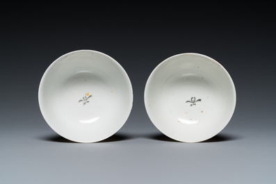 Een paar Chinese famille rose koppen en schotels met tortelduiven, Qianlong