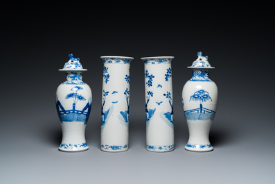 Een Chinees blauw-wit kaststel van vier vazen met dames en kinderen, Kangxi merk, 19e eeuw