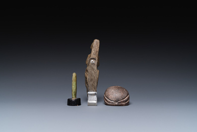 Une sculpture d'Osiris en pierre verte, une de Thot en fritte verte et une scarab&eacute;e en st&eacute;atite, Egypte, Nouvel Empire &agrave; p&eacute;riode ptol&eacute;ma&iuml;que