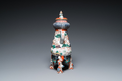 Een Japanse Imari driepotige fontein met deksel, Edo, 17/18e eeuw